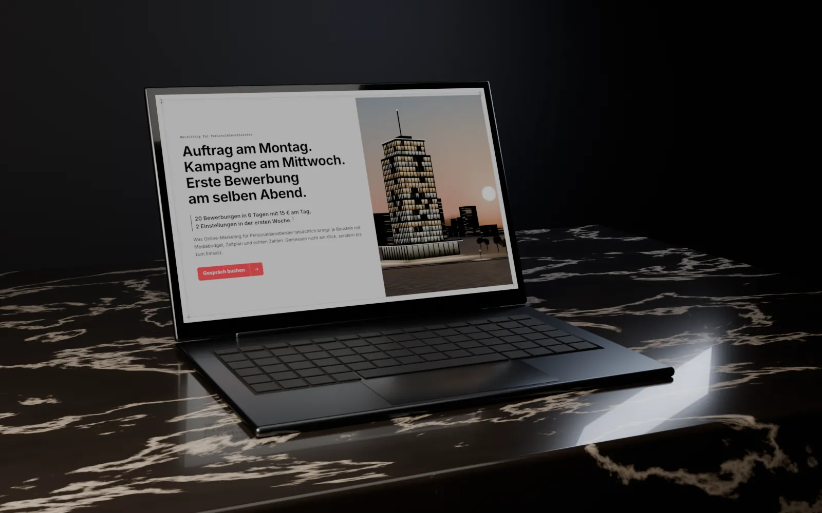 Visualisierung: Laptop auf einer schwarzen Marmorplatte im warmen Seitenlicht, auf dem Bildschirm diese Seite